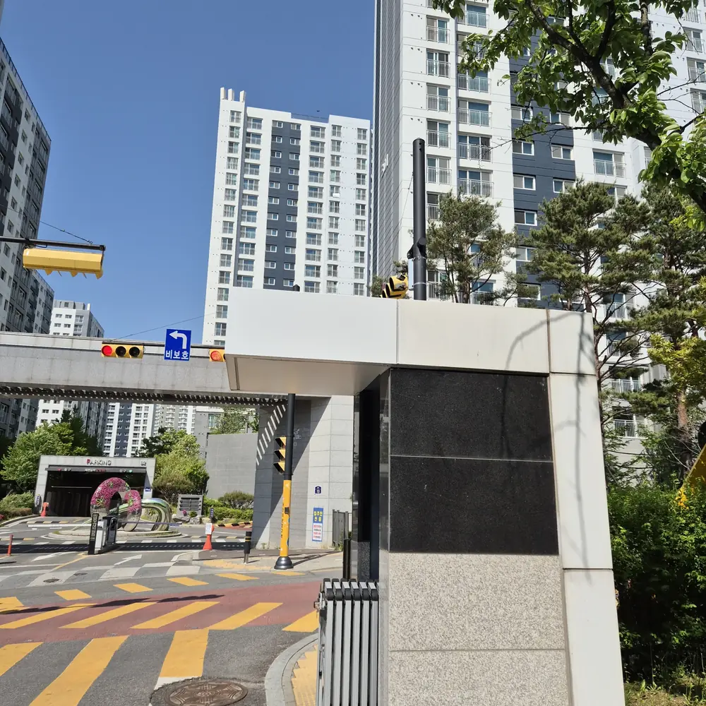 아파트 단지 입구 캐노피 알루미늄복합판넬 보수 완료 모습